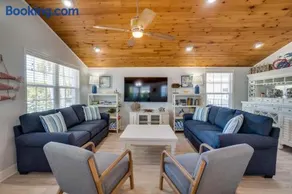 1 Min Walk to Beach and Private Heated Pool and Spa - Image 2