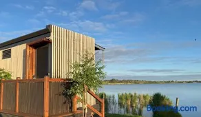Lake Wellington Luxury Retreat - Image 1