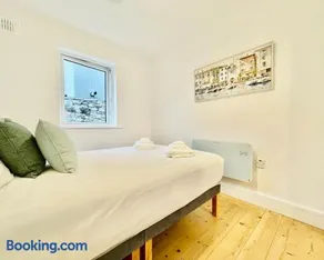 Bright & stylish short term rentals - Image 4