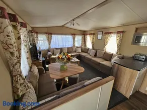 Hot Tub Getaways The Oakley 8 berth caravan with hot tub and quiet setting - Image 3