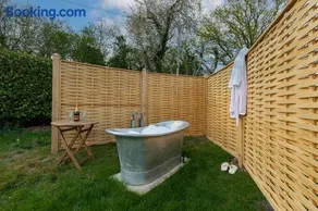 The Old Chicken Shed with outdoor bath tub - Image 2