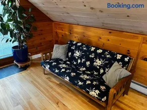 Bright and Cozy Treehouse Apartment - Image 2