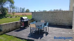 Le Pressoir, maison en pierres rénovée, au calme, grand jardin, vue dégagée sur les champs, belle terrasse, 3 chambres, 2 sdb, 2 WC, parking privé, 5 kms de Bayeux et 7 kms plage d'Arromanches au coeur des plages du débarquement - Image 2