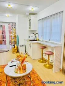 Hayaat Cottage, Cosy New Studio, great London link - Image 3