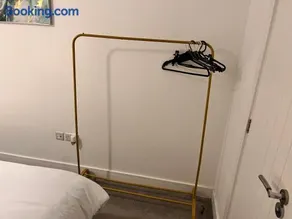 Bright & Stylish en-suite bedroom suitable for singles, couples, and families in a 2bed apartment - Image 2