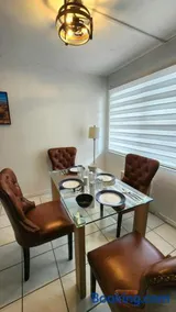 Bayfront Apartment Breathtaking Views- one bedroom w balcony- living room -Free Parking - Image 4