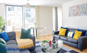 Modern Luxury City Centre Apartment Prime Location - Image 4
