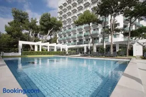 International Beach Hotel - Image 2