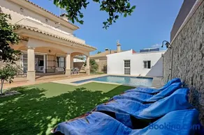 Chalet con Piscina Privada - Image 2