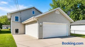 St Paul 5BR for 10 - Private Yard Near Golf - Image 5