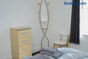 Hullidays - University Side Lg 4 bed House - Image 4