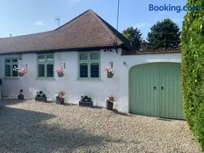 Wychwood A Beautiful Country Style Bungalow - Image 1