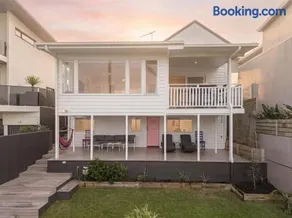 The Pink Door, Absolute Beachfront House - Image 3