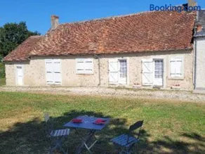 Maison de plain-pied au bord d'un étang en Berry, avec services inclus et garage pour vélos/motos - Image 1