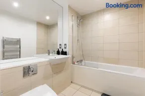 2BR Apartments in Canning Town Station with Balcony - Image 5