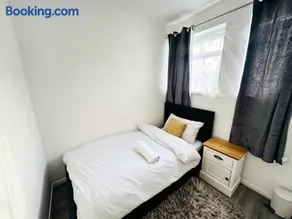 The Heath Haven- Morden 4 Bedroom House Near Station High Street, Free Parking WiFi - Image 4