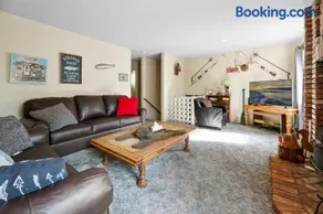 Bear Creek Inn - Slope views! Spacious home near the slopes! - Image 5