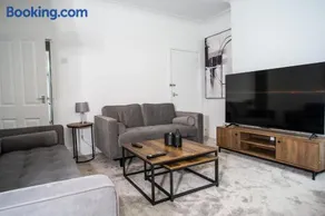 Modern 4BR Home in Dudley - Image 2