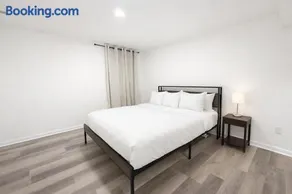 Beautiful Getaway Sleeps 10 plus Central Location - Image 3
