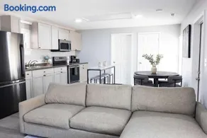 5 Min to Elon - In Unit Washer and Dryer - Fast Wi-Fi - Image 2