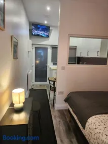 Dublin Deluxe Twin or king bed Studio Near Airport & City - Image 5