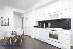 Modern High-Rise Gem by Rogers Centre Sleeps 4 - Image 4