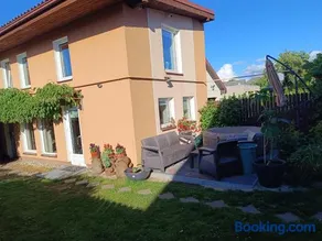 Namelis uždarame kieme - Image 3