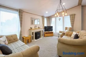 The White Rose Lodge with Hot Tub - Image 2