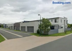 Modern Elegance Near Lakes Train Parks and Beaches - Image 2