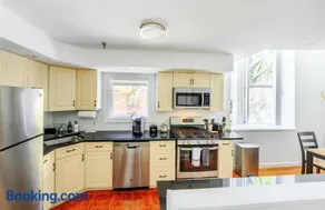 Modern 3BR Townhouse with Private Rooftop & Parking Minutes to NYC - Image 2