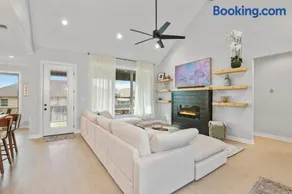 Modern Comfort Cozy 3BR Family Home in Longview - Image 1
