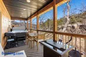 Firepit-Pvt Hot Tub-Cozy Retreat-Free Attraction Tickets-Cmty Indoor Pool - Image 4