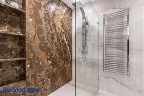 Stunning Luxury 3 Bedroom Apartment - Image 3