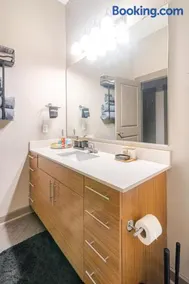 Stylish 1BR Uptown Apartment - Image 4