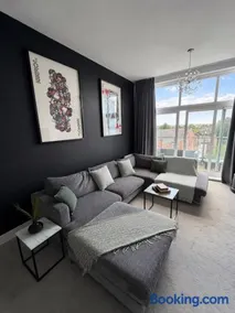 The Penthouse - Free Parking - Next to station - Image 1