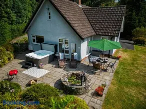A spacious hidden gem with hot tub, lovely garden & views - Image 3