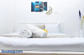 Blissful 2 bedroom fully furnished with parking. - Image 2