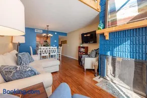 505F - Lakefront 3 Level Condo with 3 Bedrooms, 2 Baths - Image 2
