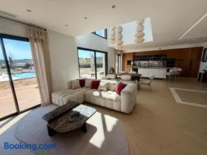 Exceptional villa Pool and Jacuzzi Close to Lake - Image 2
