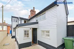 Best located and beautifully renovated cottage - Image 5
