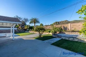 Modern 3 King Beds, Beautiful Large Backyard, WFH, Long Stays, Waterfall, WI-FI, FWY, 25 mins to Beach - Image 4