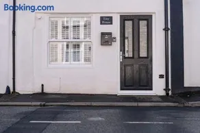 Tiny House, Stunning 1 Bed, Super King, Freestanding Bath, Parking - Image 2