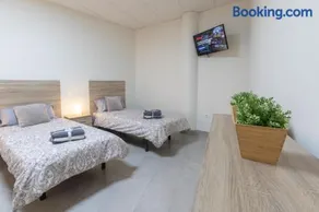 El Puente Holiday Home -Airport - Image 3