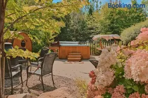 Log Cabin for Groups Hot Tub Sauna and Game Room - Image 1
