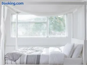 Cosy Garden Accommodation, Private Hot Tub & Four Poster Bed - Image 2