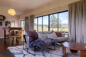 Romantic Tiers Escape - Pink Bath, Wood-Fired Pizza, Firepit & Mountain Magic - Image 2