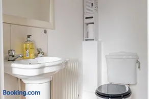Modern Three Bedroom House Free parking wifi - Image 2