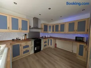 The Harlington Garden House 5BR with Large Garden - Image 5
