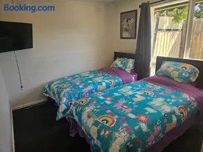 Bright, central and private home in Frankston - Image 2