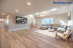 Hot Tub, King Beds, Beach Volleyball, Mountain Views, Private Retreat - Image 3